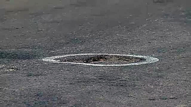 "Ca la noi, la nimeni". Autoritatile din Mures au rezolvat problema gropilor: le-au vopsit cu alb