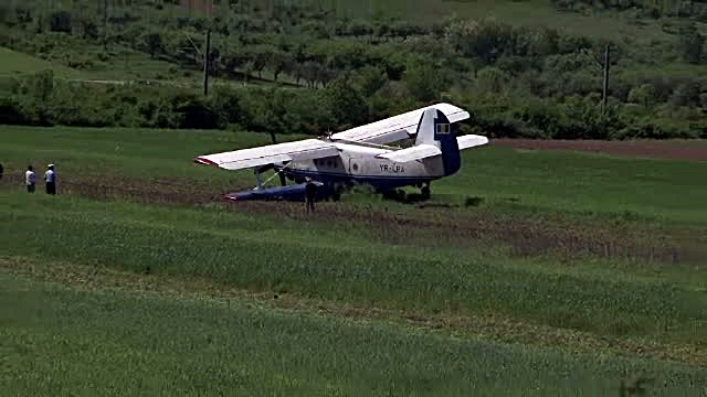 Pilotul si copilotul avionului utilitar care a aterizat de urgenta pe un camp consumasera alcool