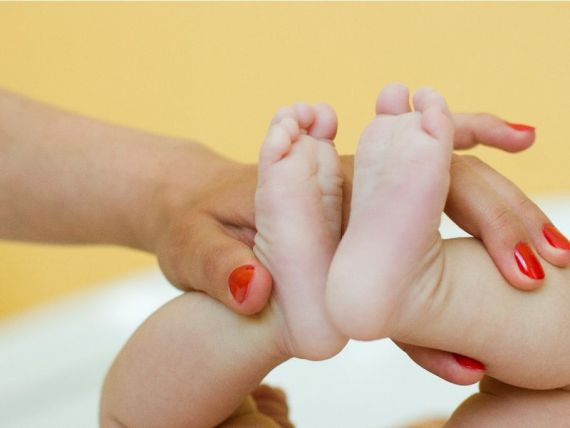 Caz rar in Marea Britanie. Reactia medicilor cand au vazut-o pe fetita care s-a nascut cu doi dinti