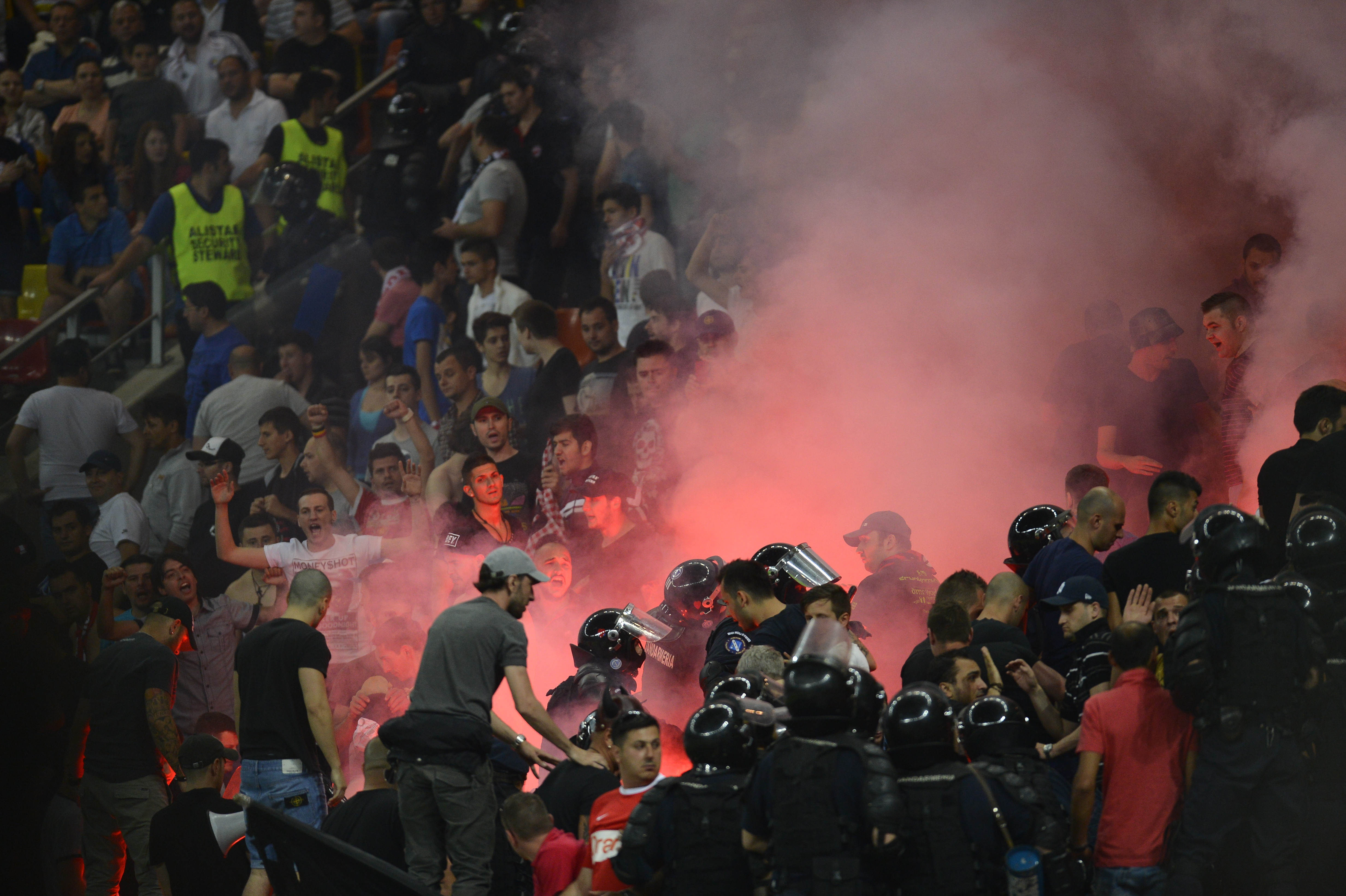 Dosare penale dupa violentele de la Dinamo-Steaua. Clubul din Stefan cel Mare, amendat cu 50.000 lei