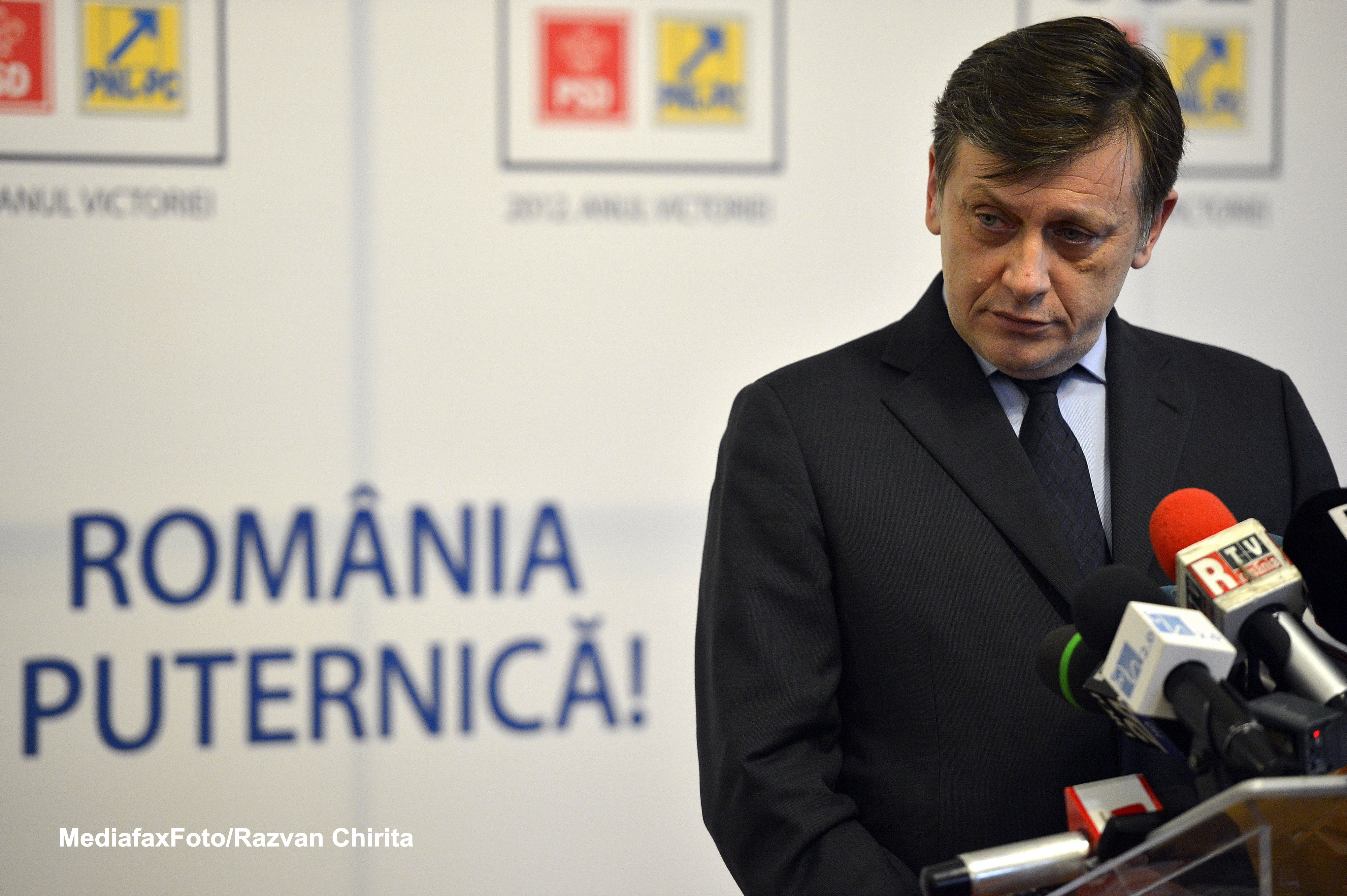 Antonescu, despre lunile de mandat invocate de Basescu: "Pastreaza restul, mai ia doua luni"