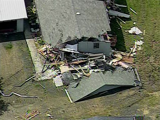 Un barbat a demolat la furie casele vecinilor sai cu un buldozer. Motivul i-a uimit pe politisti