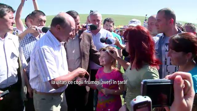 Basescu, in vizita la Pestera. Replica data unei mame la intrebarea: "Vedeti ce copii frumosi avem?"