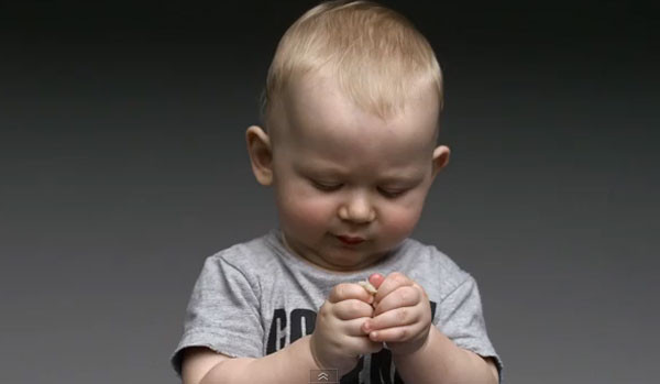 Cum reactioneaza copiii cand gusta prima data lamaie sau ceapa: VIDEO