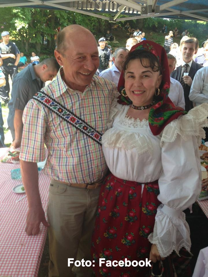 Traian Basescu a participat la sarbatoarea "sambra oilor". Rugamintea surpriza de care a avut parte