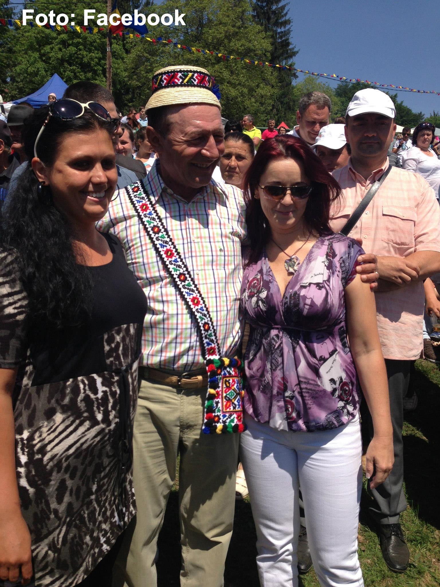 Victor Ponta, la Sambra Oilor: Traian Basescu nu a putut sa vina, nu mai vine o perioada, dar m-a rugat sa va salut