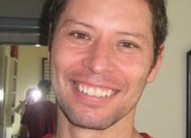 "Era complet gol si muscat pe tot corpul". O femeie a lesinat cand si-a gasit viitorul sot pe plaja