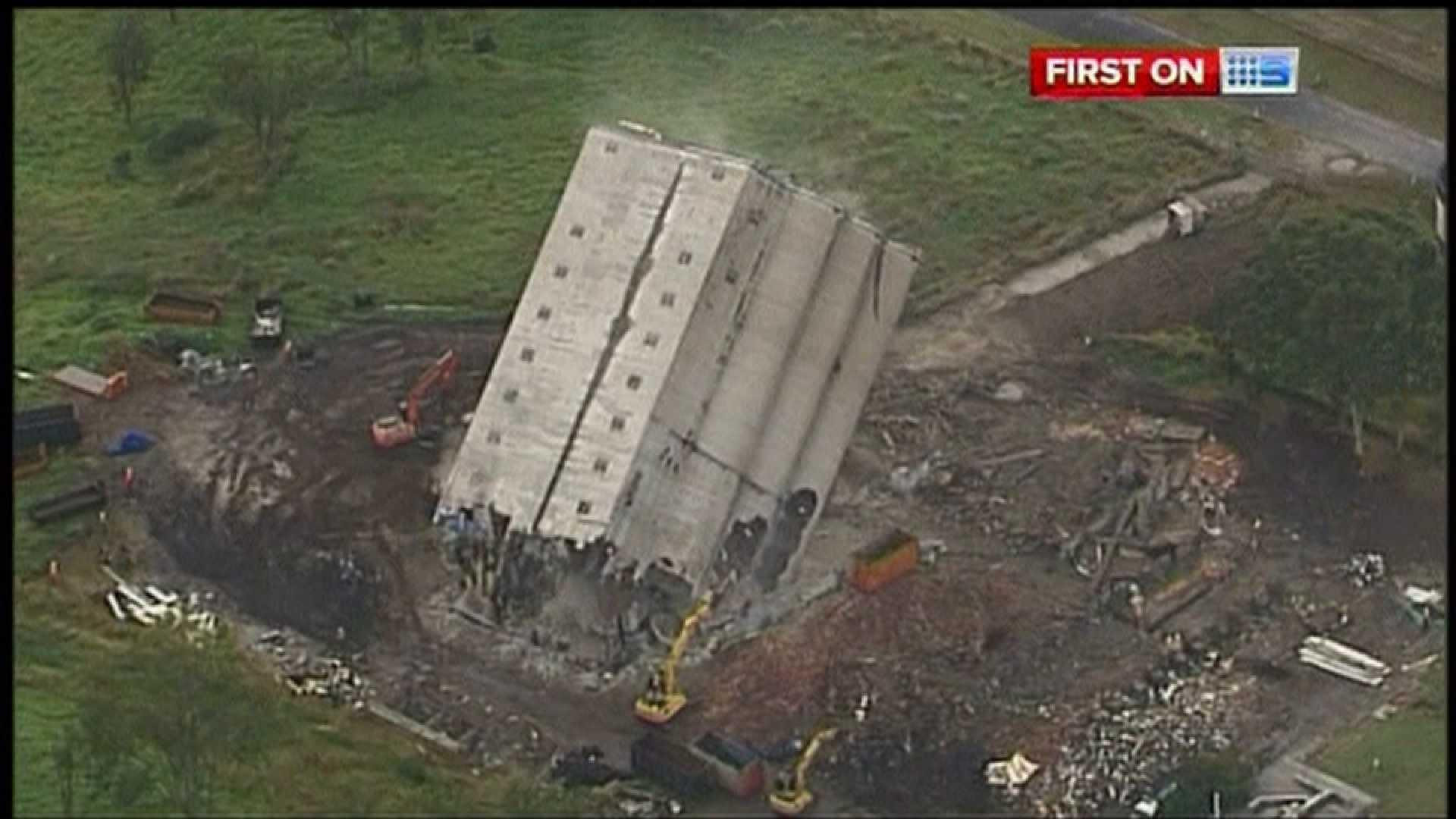 O cladire i-a facut de rusine pe demolatori: cum a ramas inclinata dupa explozie