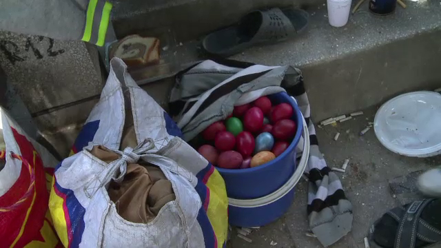 Pastele Mortilor, sarbatorit luni de crestinii ortodocsi. Cersetorii au invadat cimitirele in Galati