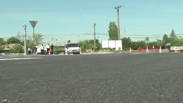 Palma data autoritatilor. Cum au reusit satenii din Negoiesti sa isi faca singuri sosea de centura