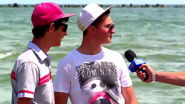 "Am venit sa ne racorim putin." Imaginea zilei la mare. Cum au vrut sa-si faca baie acesti tineri