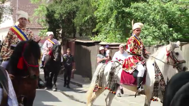 Duminica Tomii, sarbatorita de romani: Junii din Brasov s-au intrecut in aruncarea buzduganului