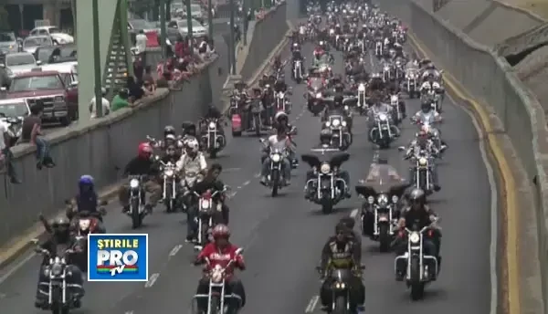 CLIPUL ZILEI: Mii de motociclisti din Mexic aniverseaza 110 ani de Harley-Davidson