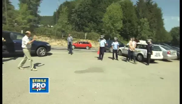 Traian Basescu, cu clopul pe cap, face fotografii si baie de multime la sarbatoarea sambra oilor