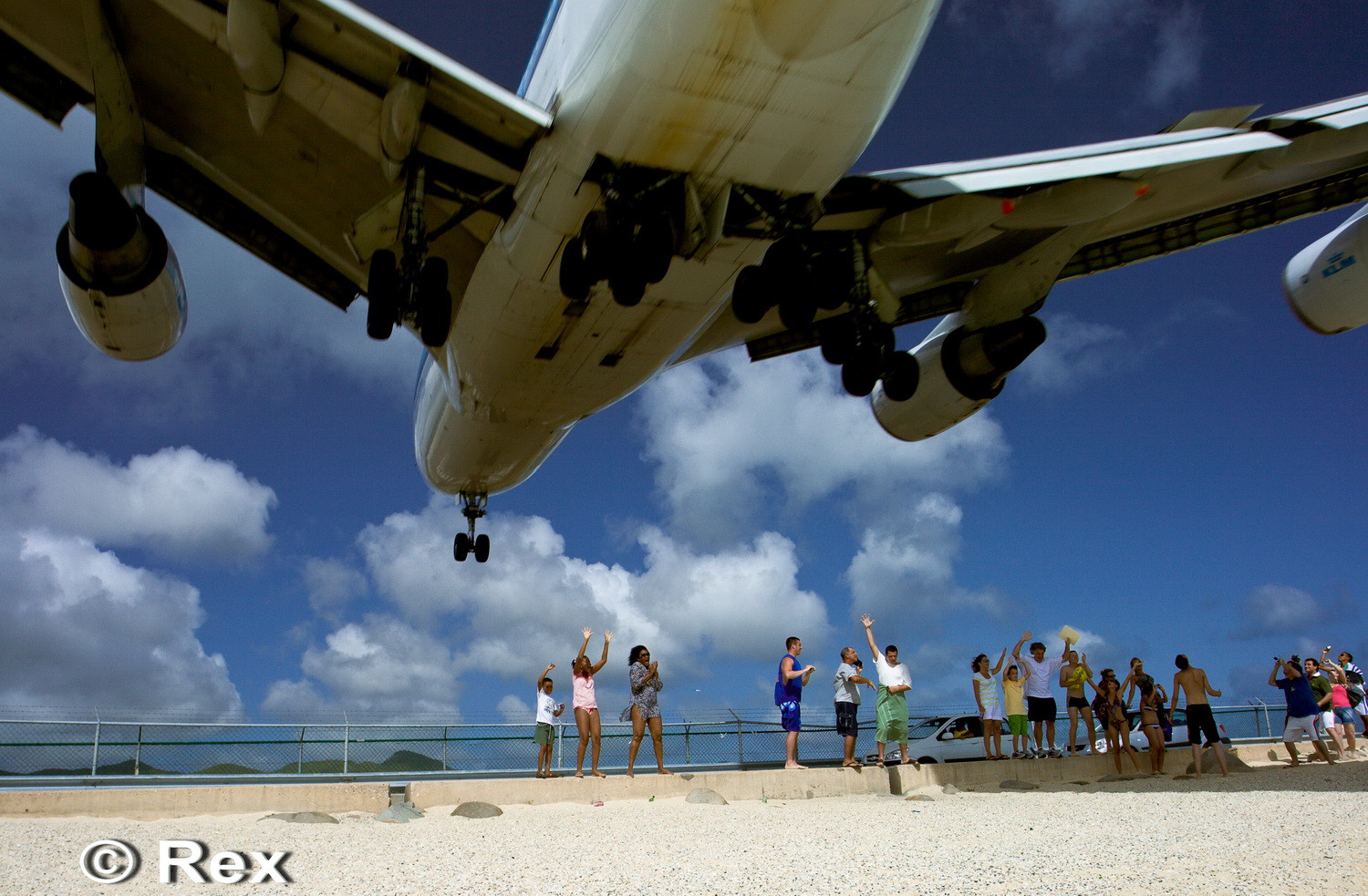 Imagini ca-n filmele cu dezastre aviatice: avioanele zboara la cativa metri de turisti