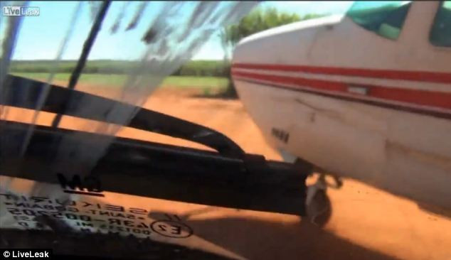 O masina a politiei braziliene fugareste avionul unor traficanti de droguri. VIDEO ca la Hollywood