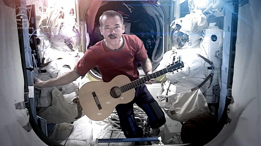 Comandantul Agentiei Spatiale Canadiene a inregistrat un videoclip in spatiu, "cover" David Bowie