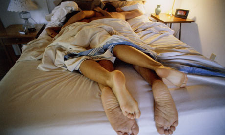 A vrut sa isi imbratiseze iubita, insa a avut parte de o surpriza. Ce a gasit sub asternut