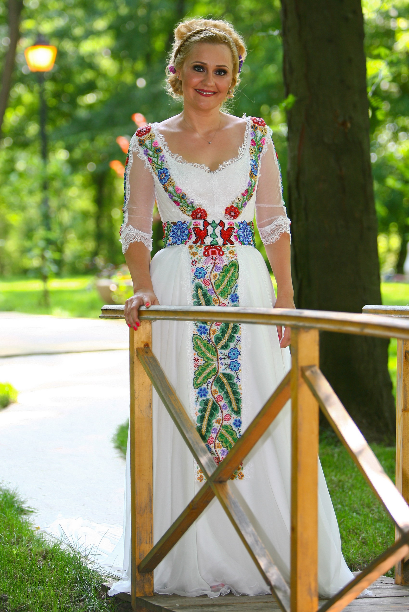 Elena Lasconi: "La nunta am purtat cu mandrie o rochie din portul romanesc"