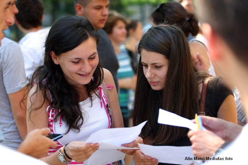 BACALAUREAT 2013: Cinci candidati eliminati din examen dupa ce au fost prinsi cu telefoane mobil