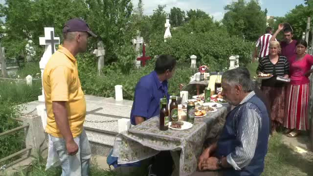 Cum s-a transformat Pastele Blajinilor in prilej de betie si distractie in cimitire