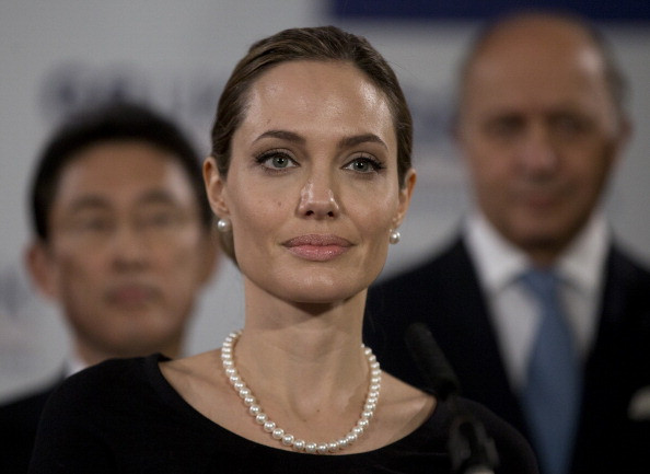 Angelina Jolie a suferit o operatie de dubla mastectomie de teama cancerului