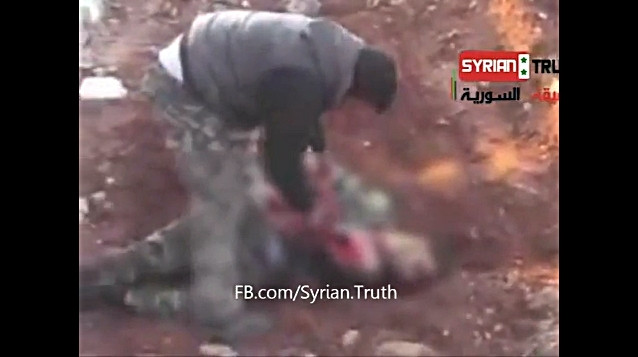 Ororile razboiului din Siria. Un lider rebel mananca din inima unui soldat inamic. VIDEO