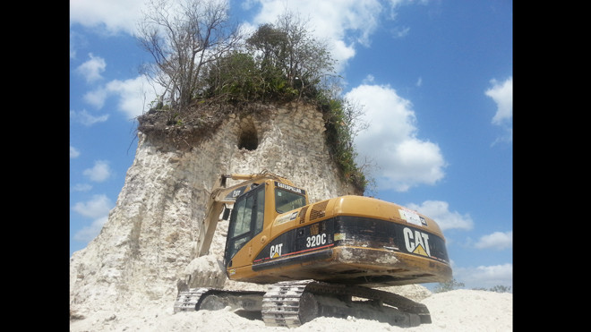 Piramida mayasa, veche de 2300 de ani, daramata cu buldozerul pentru piatra