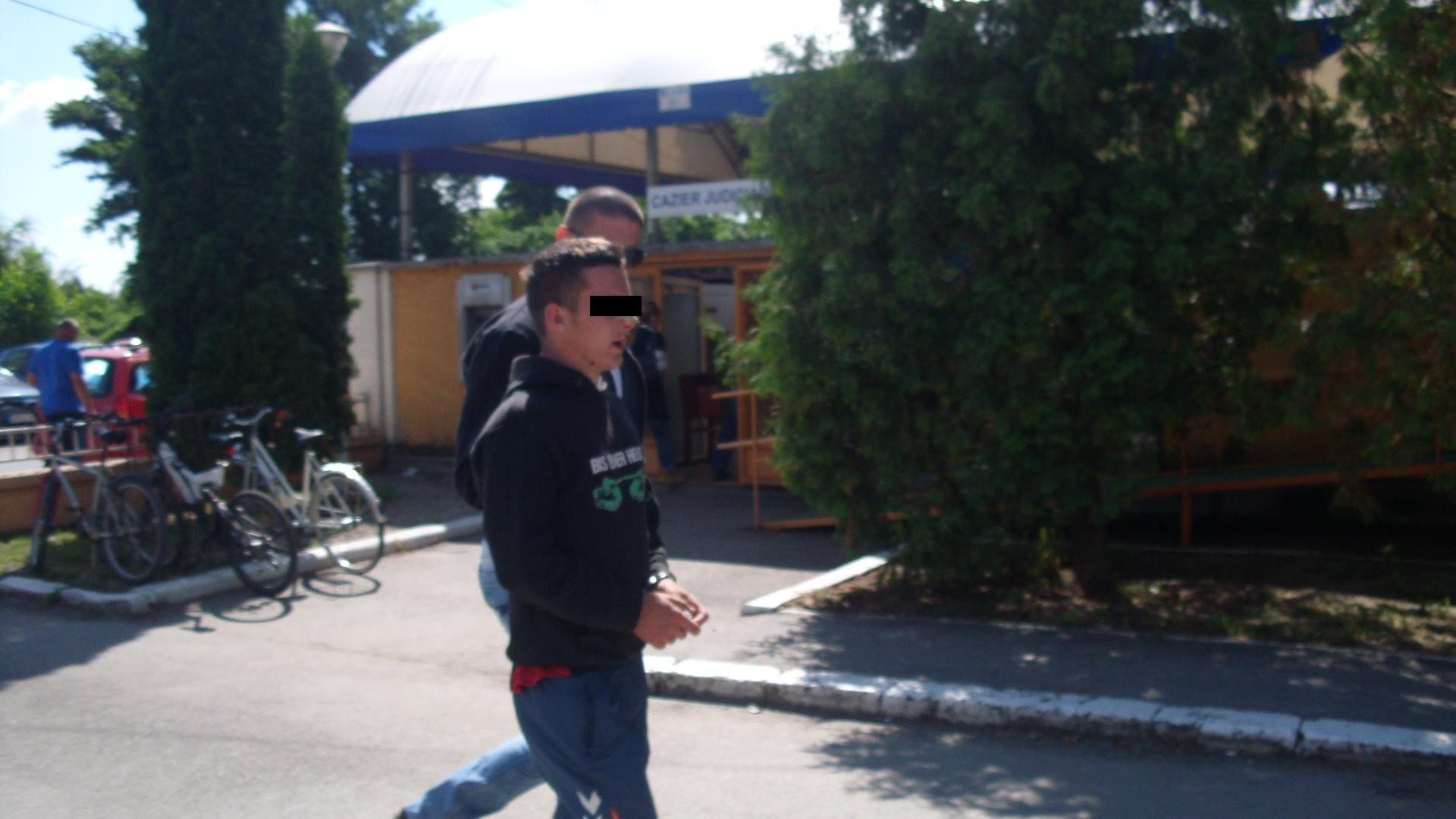 Sofer de ocazie, un tanar de 19 ani a furat o masina si a ajuns cu ea direct in sant