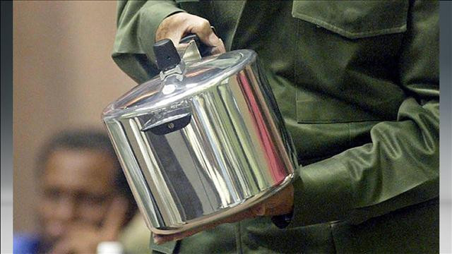 Un barbat din Arabia Saudita, care transporta o oala sub presiune intr-o valiza, arestat la Detroit