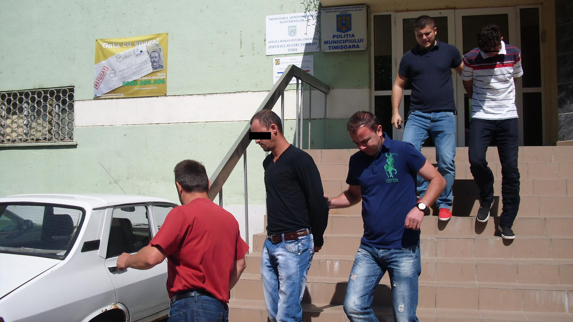 Doi tineri au fost prinsi de politistii din Timis dupa ce au talharit un barbat in plina strada