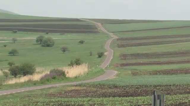 Drum agricol, transformat in "Transalpina in miniatura". Solutia inteligenta gasita de trei primari