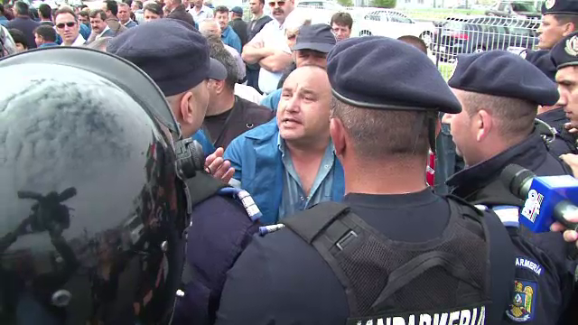 Povestile muncitorilor de la Arpechim, care isi propun supravietuirea: "As face orice pentru copii"