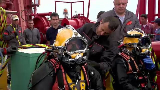 Vanatoare de comori in Marea Neagra. Scafandrii au ascuns mai multe plachete la 20 de metri adancime