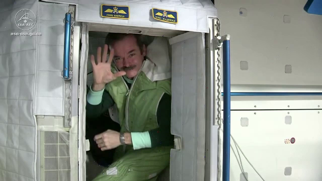 Chris Hadfield, inapoi pe Pamant.Clipurile haioase filmate de el in spatiu au 23 mil. de vizualizari