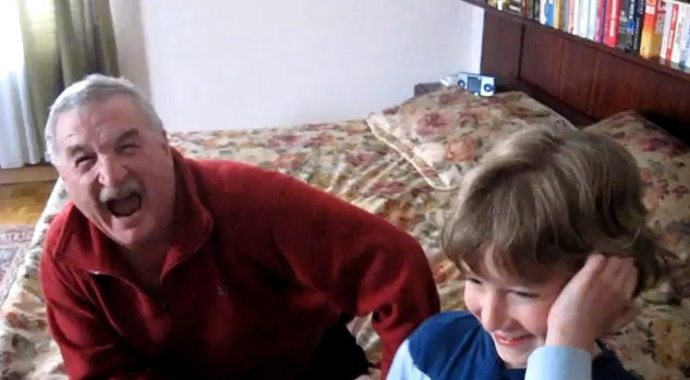 Cea mai frumoasa surpriza pe care un nepot i-o poate face bunicului. Un clip de sute de mii de afisari, care iti merge direct la suflet: VIDEO