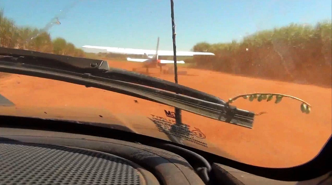 Mai tare ca Bruce Willis! Interventia dementiala prin care politistii opresc un avion cu droguri! VIDEO