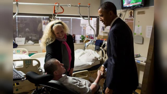 Militarul roman Florinel Enache, ranit grav in 2012 in Afganistan, a ajuns in tara