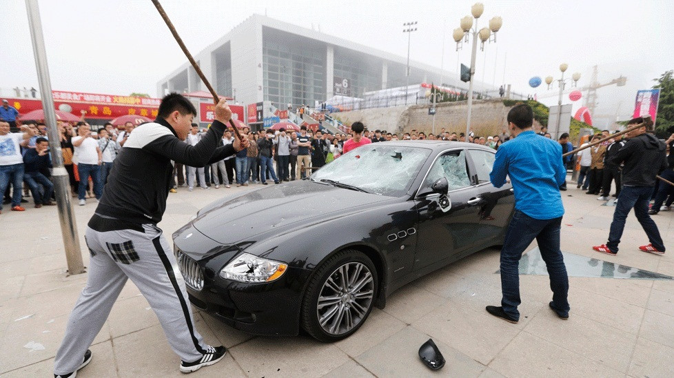 VIDEO Si-a distrus SINGUR limuzina de 150.000 de dolari! Motivul incredibil pentru care a recurs la acest gest extrem!