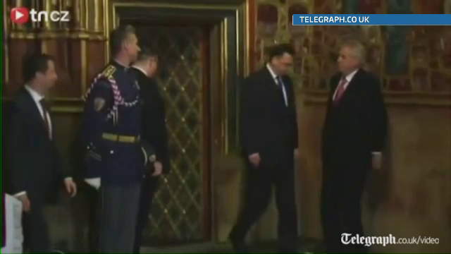 Ipostaza bizara in care a aparut presedintele Cehiei. Jurnalistii cred ca era beat