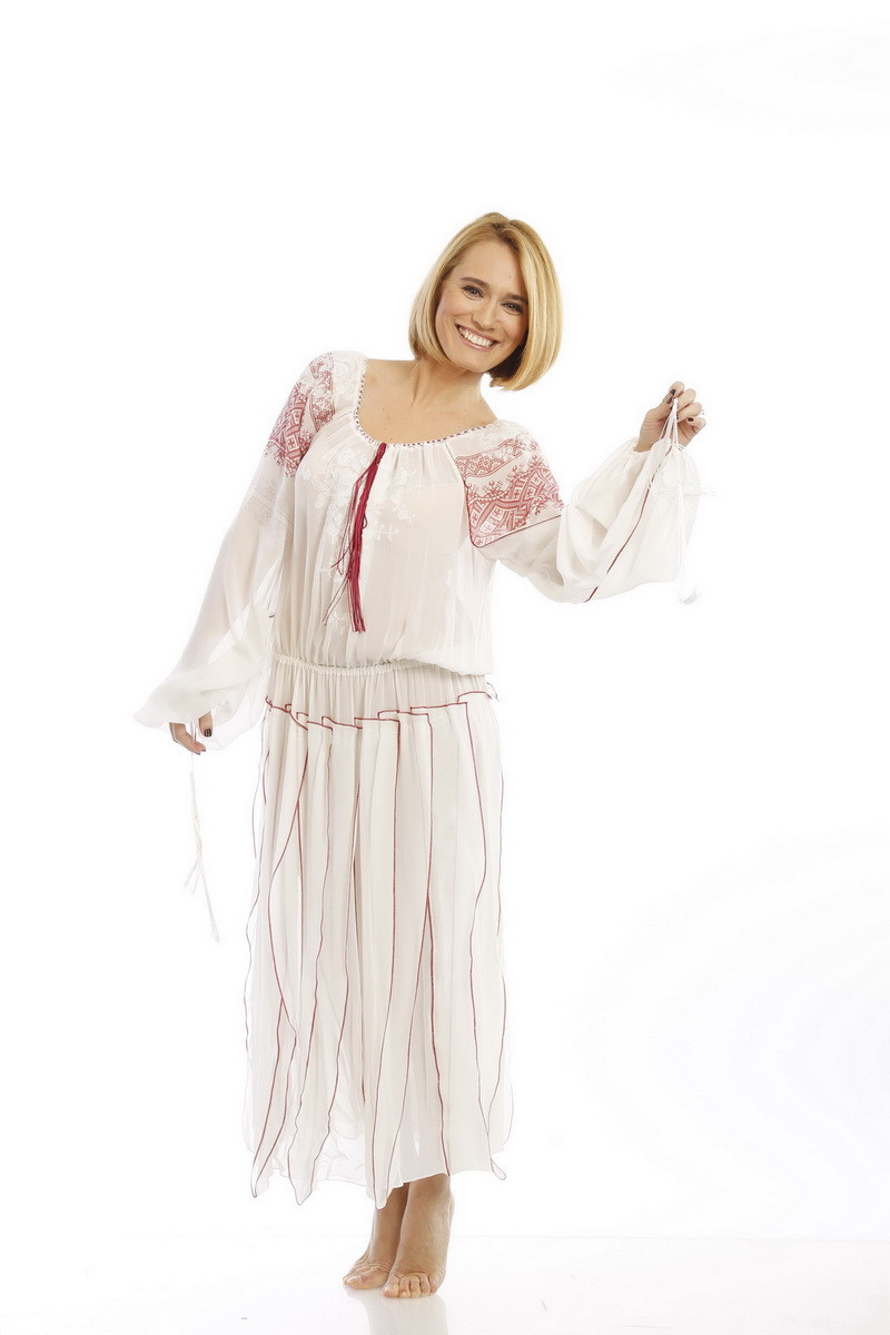 Prezentatoarele Pro TV poarta mandre la pupitrul stirilor ia traditionala romaneasca