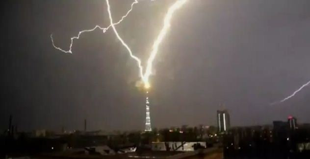 Momentul in care televiziunea din Sankt Petersburg este lovita de un fulger: si-a intrerupt emisia