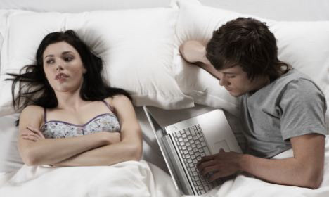 Studiu: Jumatate din tineri prefera sa-si verifice e-mailuri in pat decat sa faca sex cu partenerul