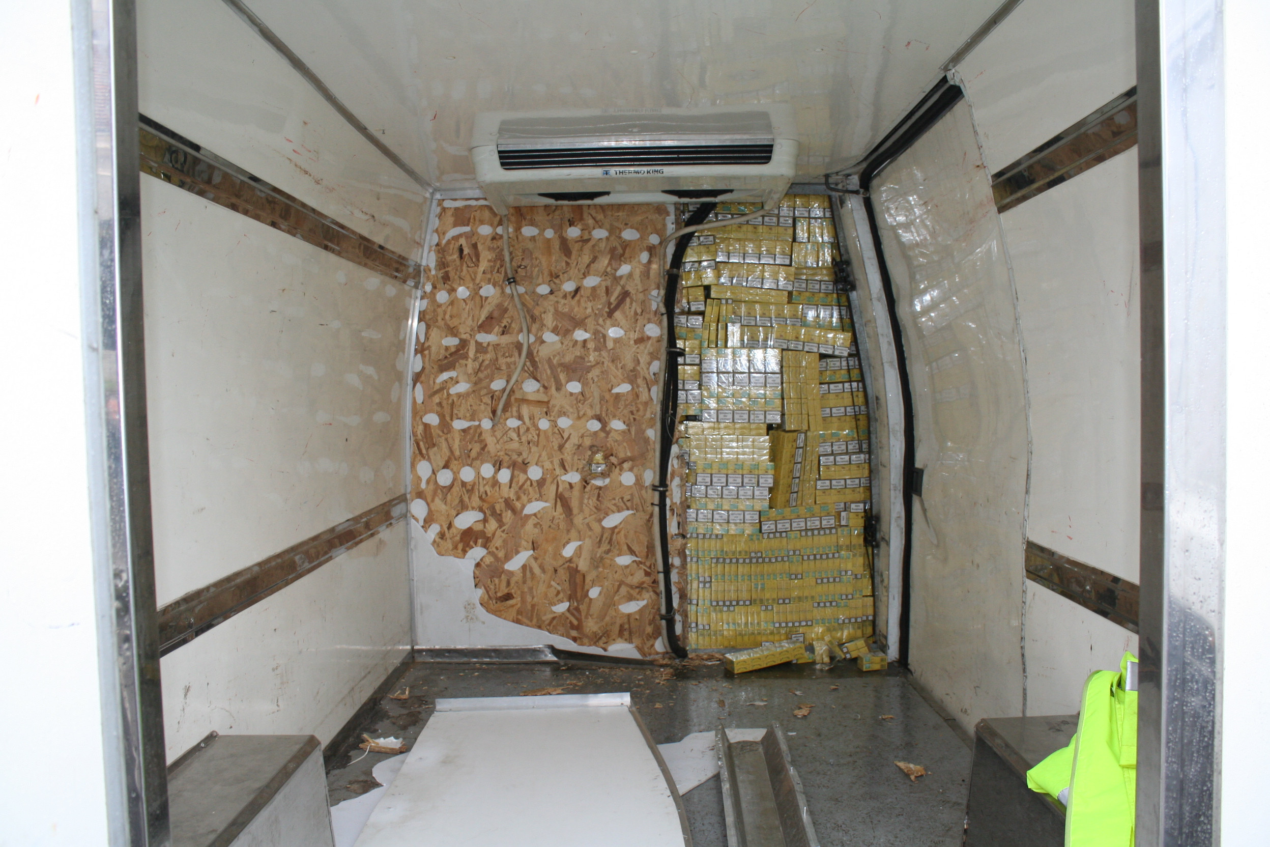 Un barbat din Satu Mare a fost depistat cu peste 8.700 de pachete de tigari de contrabanda