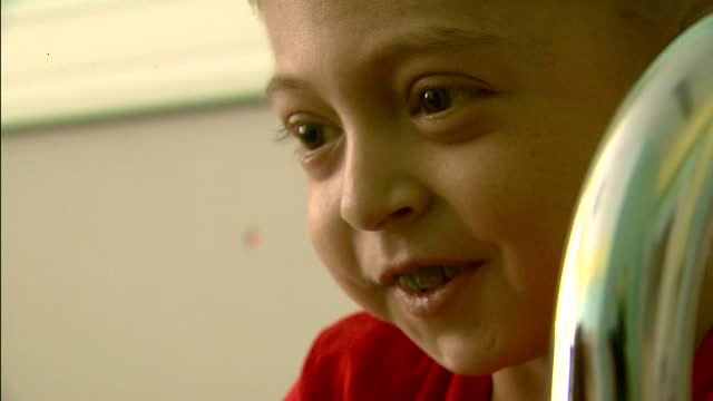 8.000 de euro. Atat costa in Romania sansa lui Rares de a incepe sa mearga. Cum il puteti ajuta