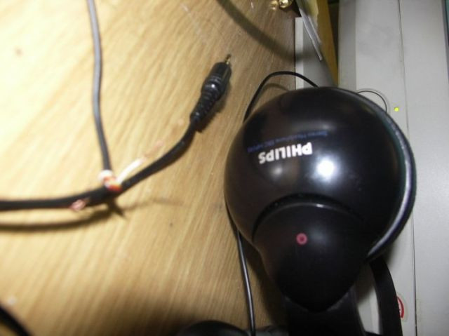 Cum a incercat o tanara blonda sa repare o pereche de casti. S-a facut de ras pe internet. FOTO