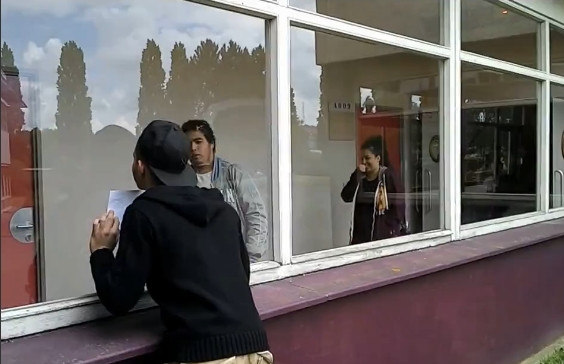 Cineva n-are simtul umorului. Ce a patit un barbat care oferea "saruturi gratuite", prin geam. VIDEO