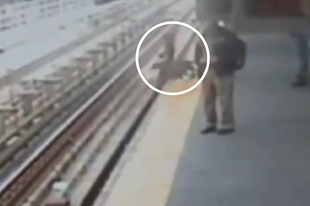 Imagini dramatice. Caruciorul in care se afla un bebelus cade e sinele de tren. VIDEO