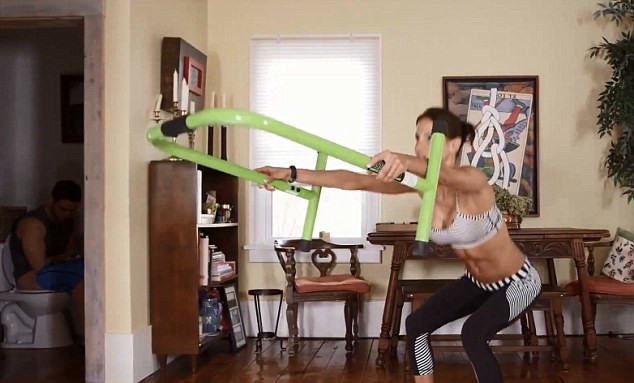 Neatentia le-a adus mai multa publicitate decat sperau. Ce apare in imagine alaturi de instructoare