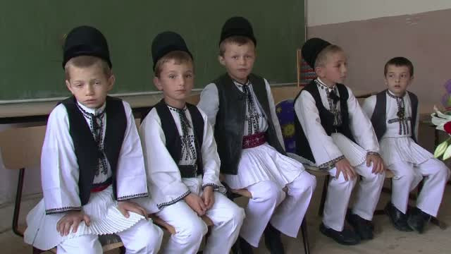 Copiii pentru care vacanta de vara a inceput deja. Au mers la scoala toata iarna, in fiecare sambata